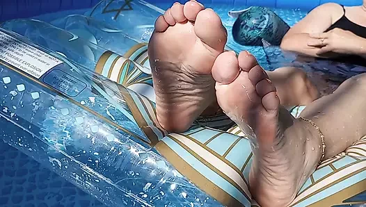 Kız arkadaşım ayak tabanlarını ve göğüslerini gösteriyor