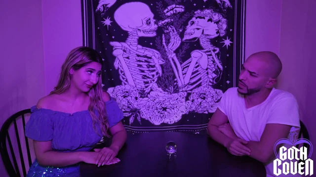 Kalbi kırık adam seksi falcıyla yeni bir başlangıç yapıyor
