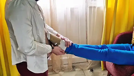 Spor ayakkabıyla uzun bir yürüyüşten sonra ayaklarım terliyor. İtaatkarımın ayak masajı zamanı geldi.