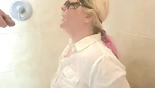Seksi itaatkar üstüne işiyor