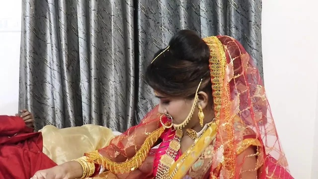 Kocası ve devar yeni evli karısını sikiyor, sert üçlü seks