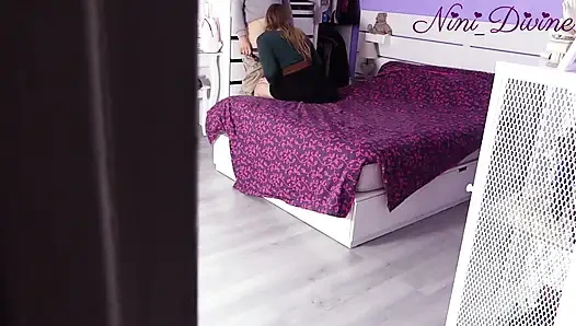 Je regarde secrètement ma femme me faire cocu avec le voisin. Il baise brutalement son gros cul !