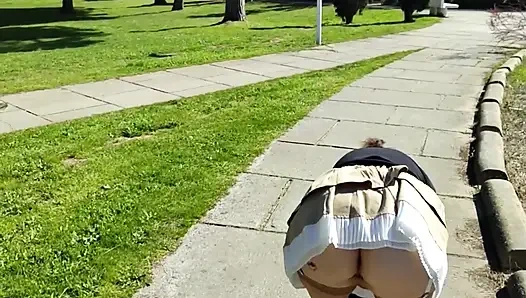 Halka açık Mini Etek Külotsuz Anal Tıkaçlı