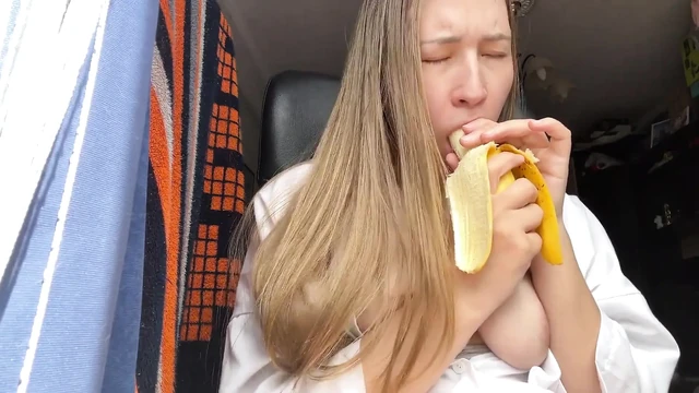 Evli kadın sevgilisini azdırmaya karar verdi ve muzla bir video kaydetti