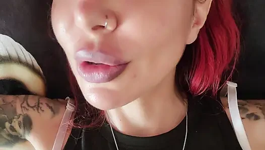 Seni tükürerek, geğirerek ve osuruklarla aşağılıyorum