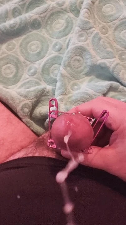 Дрочка с иголками без спермы