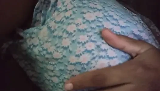 Büyük memeli ateşli üvey kız kardeş üvey erkek kardeşinin dildo oyunuyla vahşice sikiliyor