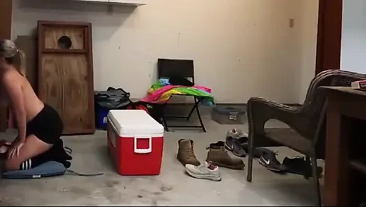 Evli kadının yerel bir hayranla evde ilk deliği