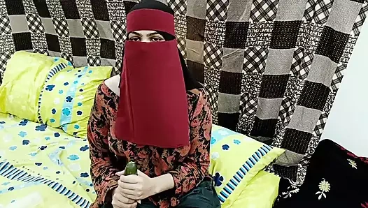 Tesettürlü Hintli üvey anne salatalık ile oynuyor