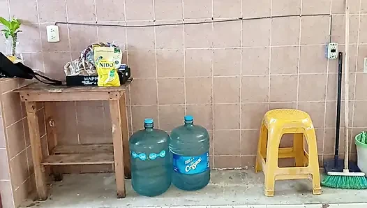 Tombul üvey anne mutfağı yıkıyor ve temiziyor