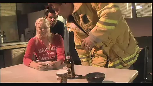 Taylor lynn itfaiyeci çük seviyor