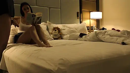 Kısa üniformalı etekli büyük memeli büyük götlü ateşli esmer bebek yarağı azdırarak inanılmaz yavaş mastürbasyon yapıyor