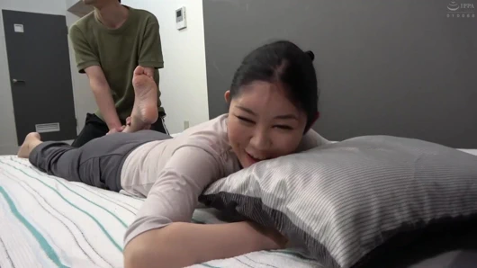 Ona masaj yaparken pantolonumu indiriyorum... - part.1