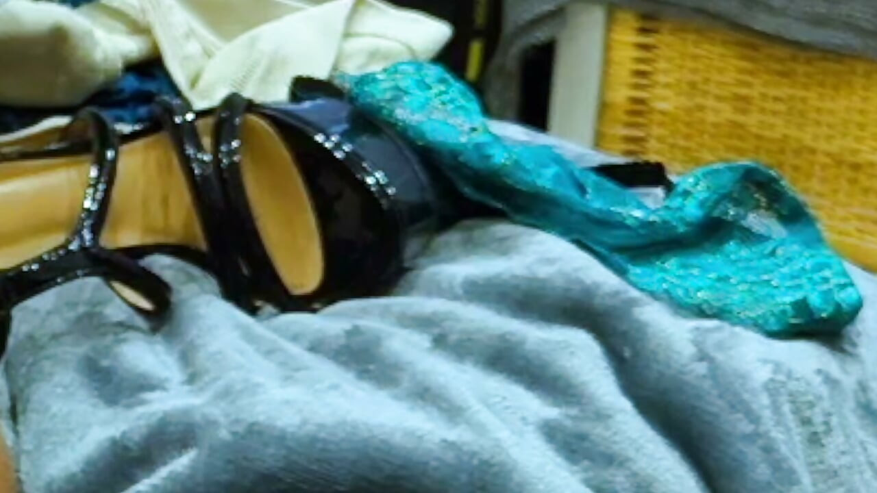 Ayak fetişi Dominatrix Kısa Saçlı Sarışın, BBC'nin göt deliğini koklamasına izin veriyor - İspanyol MILF