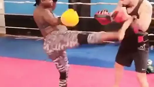 Hamile kız kick boks yapar