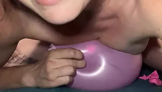 Pop Willy'ye gidiyor! Rachel Wriggler balonların üzerinde kovboy kızmış gibi zıplıyor ve seksi vücuduyla patlatıyor