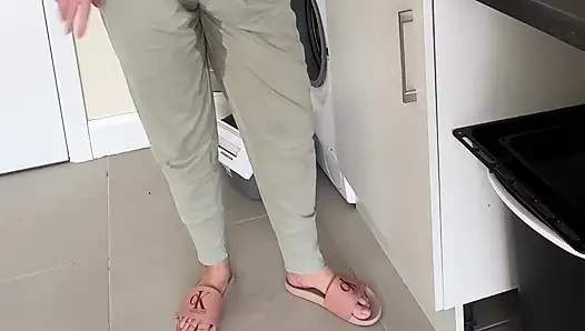 Bulaşıklar tam mesaneye karşı... Kontrolü kaybettim ve pantolona işedim