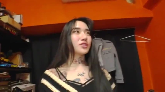 Yeni tanıştığım havalı, dövmeli bir güzellikle vahşi bir an için can atıyorum