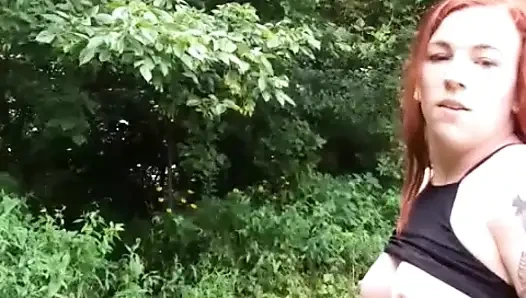 Teşhirci kızıl saçlı parkta sert boşalıyor