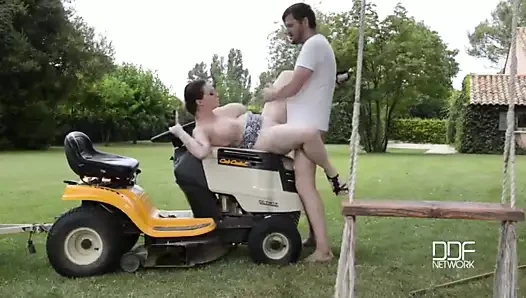 Büyük memeler arka bahçe patlama