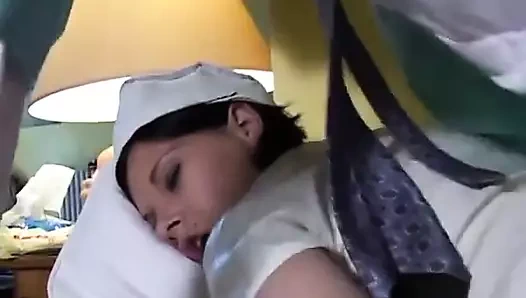 Muhteşem genç esmer hatun sert anal seks yapıyor ve büyük göğüslerine boşalıyor