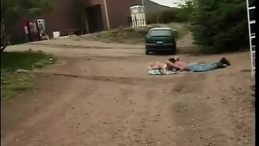 Büyük götlü büyük memeli deneyimli çiftlik sahibi ahırında kaslı bir yarağın sert yarağına biniyor