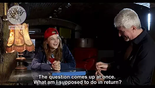 Meme uçlarının zalimce bükülmesi ve sıkıştırılması