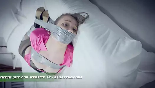 Lil Missy İngiltere - sekreter esaret ve kemerli bant takıyor (GagAttack.NL)