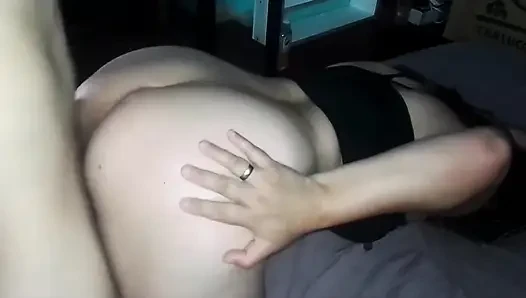 Domaltarak sikişiyoruz, siyah üstleri onu daha seksi gösteriyor