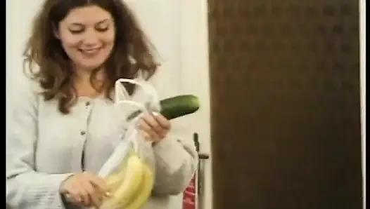 Tombul sürtük sulu doğal göğüslerinin tadına bakıyor