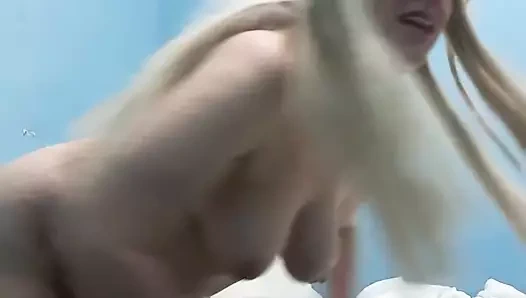 Seksi brenda adalet, filarmoni orkestrasını bir pratisyen gibi söylüyor