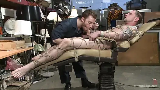 Dev yaraklı heteroseksüel adam