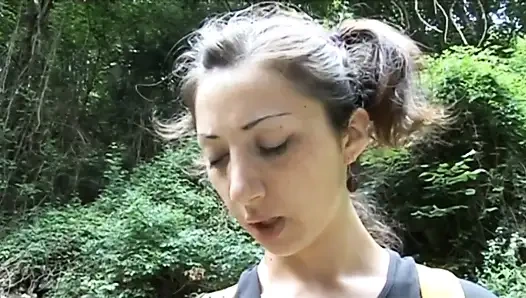 Yaramaz genç kız ormanda olgun bir rehber tarafından sikiliyor