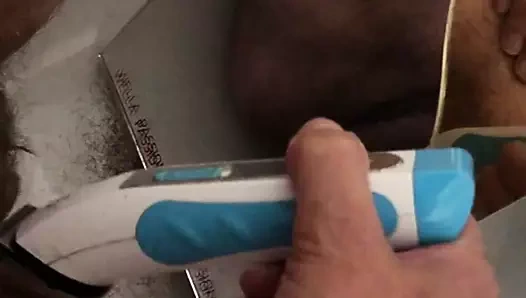 Si rade la vagina allo specchio