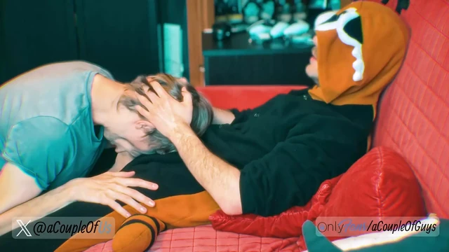 Tanuki pijamalarıyla rahatlarken arkadaşımı