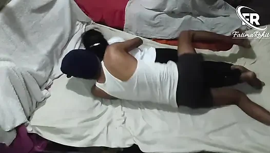 Hintli kız arkadaş masti yatakta