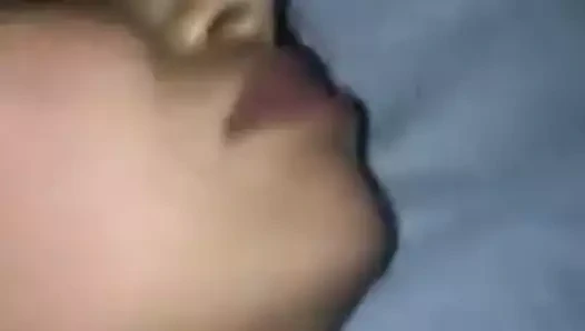 Yüzü, tüm muhteşem tatlının onun tarafından bir sürtük gibi dövüldüğünü söyler