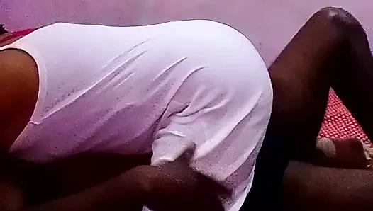 Kırmızı renkli bessire giyen Janan Akka ve p well'imi gördü