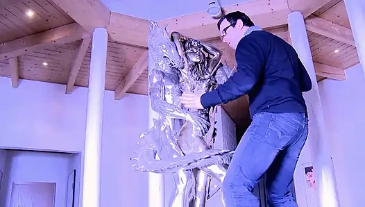 Büyük memeli ateşli sarışın büyük yaraklı adamın önünde mastürbasyon yapıyor ve sikişiyor