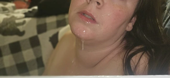 İri güzel kadın karısının yüzüne büyük dölle boşalana kadar büyük yarak emiyor