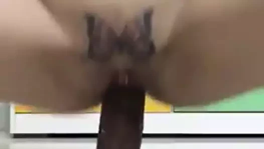 Asyalı kadın büyük zenci yarağına biniyor