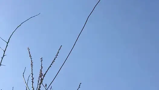 Göğüslerin üzerinde yürüyor
