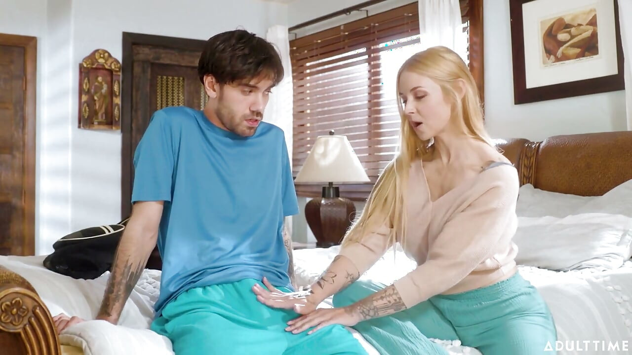 Üvey annenin oğlu - seve seve üvey anne Sarah Vandella bakire üvey oğluna nasıl sikişmesini öğretiyor!