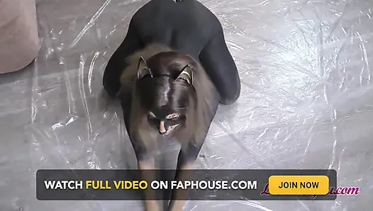 Dober-kadın yarak emiyor, üstüne çıkıyor ve domalarak götüne boşaltıyor