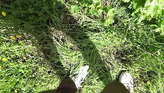 Erkek delisi orta yaşlı seksi kadın herkesin içinde yabancının kıllı amına boşalmasına izin veriyor