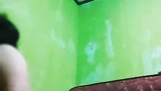 Hadi, meme uçlarını emerken amcığını sikelim