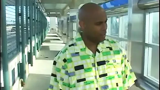 Zenci adam güzel bir zenci kızın kıllı amını yalıyor