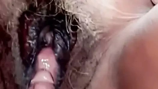 Külotumu giyiyor, aşağıdan yukarıya benim kıllı olgun kedimi görüyorum