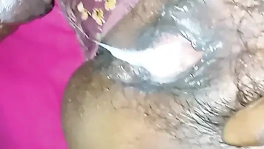 37 sal ki padosi bhabhi ko raat mein jakar chudai karke aaya