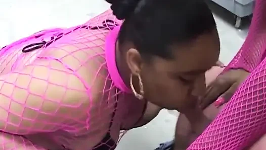 Seksi zenci kız büyük yarak emiyor... ağzına boşalma